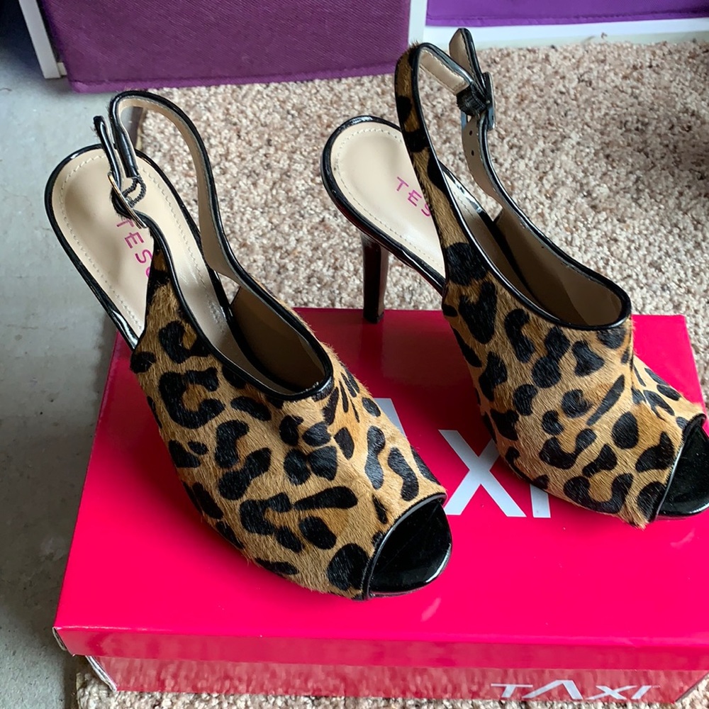 Size 7 Tesori Leopard print date night shoes
